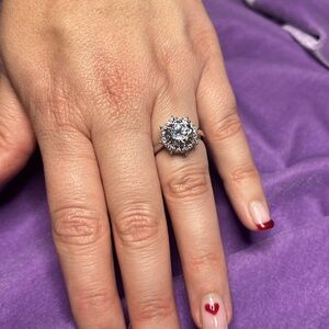 💍 ✈️ 💎 Gorgeous Travel Ring Appx 3 carat surrounded by smaller stones. #EA32